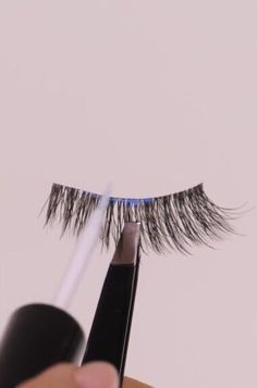 Follow along to learn how to apply false lashes with me! I’m going to share with you my most tried and true eyelash hacks to help you achieve stunning lashes. Diy False Eyelashes, How To Put On Eyelashes, Tightlining Eyes, Eyelashes Tips, Eyelash Hacks, Eyelash Application