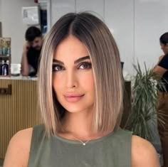 Bayalage Lob Straight, Dark Blonde To Blonde Balayage, Ombre Short Bob Hair, Hair Colour Ideas For Brown Eyes, Honey Ash Blonde Hair Balayage, Short Bob Blonde Balayage Dark Roots, Short Blonde Hair With Brown Roots, Dark Root Blond, Highlights Short Hair Blonde