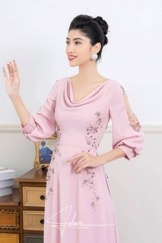 Cowl neck Material: Crepe, beading Half sleeves Type: Modern ao dai Elegant Floor-length Dresses With Embroidered Sleeves, Evening Dresses With Embroidered Sleeves, Elegant Embellished Long Sleeve Ao Dai, Long Sleeve Dress With Embroidered Neckline For Wedding, Elegant Pink Dress With Embroidered Neckline, Long Sleeve Wedding Dress With Embroidered Neckline, Elegant Evening Ao Dai For Festive Occasions, Elegant Dress With Embroidered Long Sleeves, Elegant Long Sleeve Dress With Embroidered Sleeves