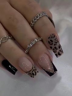 Simple Black Nail Designs Short Square, Cute Animal Print Nails, Leopard Print And Black Nails, Acrylic Nails Leopard Print, Leopard And Black Nails, Nails Pattern Ideas, How To Do Leopard Print Nails, Black And Cheetah Print Nails, Black Nails With French Tip