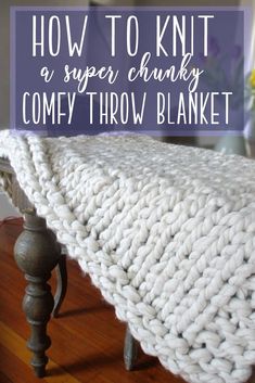 a knitted blanket sitting on top of a wooden table with text overlay that reads how to knit a super chunky comfy throw blanket