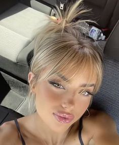 Messy Bun Hairstyles With Bangs, Side Part Wispy Bangs, Medium Length Haircut For Heart Face, Blonde Hair Bangs Short, Thing Bangs, Bangs For Round Face Wispy, Mexican Short Hair, Wispy Short Bangs, Shag Hairstyles Long Straight