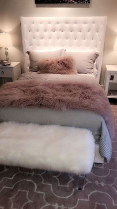 Single Woman Room Decor Master Bedrooms, Full Xl Bed, All White Bedroom Aesthetic, Girly Chic Bedroom, Cute Bedroom Sets, Modern Girly Bedroom, Classy Teen Bedroom, Pink And White Room Ideas, Boujee Bedroom