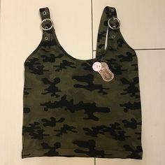 Suzette Women’s Camouflage Cami Cropped Tank Top With Silver Buckle On Spaghetti Straps Size M-L (Stretchy) Brand New With Tags Pit To Pit 14.5in Unstretched Length 18in (Strap To Hem) Brand Suzette (Not Commonly Known) Material Nylon Spandex Blend / Lightweight / Stretchy Never Exposed To Smoking/Alcohol/Pet See My Other Listings To See I Handle My Clothes With Utmost Care, Hardly Worn Probably Once. T6 Trendy Camouflage Summer Top, Trendy Camouflage Tops For Summer, Trendy Summer Camouflage Top, Casual Camouflage Tank Top For Summer, Casual Camouflage Tank Top, Summer Military Camouflage Tops, Summer Military Style Camouflage Tops, Military Style Camouflage Tops For Summer, Patchwork Tank Top