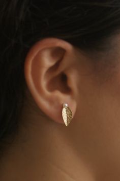 A beautiful bridal leaf with a pearl earrings. What a gorgeous botanical piece! This pair of beauties is made of brass with high-quality gold plating and small genuine white pearls. The ear pins are 925 Sterling Silver (Hypoallergenic) and come with silicon clasps. Great for brides and Woodland Jewelry, Chakra Art, Ear Pins, Jewellery Ideas, Gold Earrings Designs, Small Earrings Studs, Earrings Pearl, Small Earrings, Wedding Plans