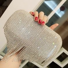 new shiny diamond ladies fringed hand bag bag bag bag night party party bride Xiekua package Islamic Whatsapp Dp, Dance Fits, Wedding Parties Colors, Messenger Bag Leather, Woman Hand, Fringe Handbags, Purses Vintage, Wedding Handbag, Bling Fashion