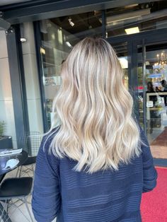 Vanilla Blonde Balayage Short Hair, Mid Length Balayage Hair, Blonde Hair Root Smudge, Blonde Balayage Mid Length, Scandi Hairline, Healthy Blonde Hair, Root Smudge