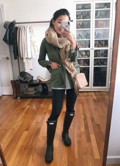 Rain Day Outfits, Rainy Day Outfit Casual, Rainboots Outfit, Rain Boot Outfit, Rainy Day Outfit For Work, Boston Style, Hunter Boots Outfit, Rain Outfit, Hunter Boot