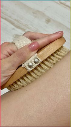 Everything you need to know about dry brushing and why you need to add this into you beauty routine. Dry brushing before and after, dry brushing skin, dry brushing lymphatic system, dry brushing benefits, dry brushing how to, dry brushing cellulite results. #drybrushing #beautyroutine #glowingskin Dry Brushing Benefits, Benefits Of Dry Brushing, Dry Brushing Skin, Pretty Vibes, Pink Pilates, Pretty Skin Care, روتين العناية بالبشرة, Pretty Skin, Body Care Routine