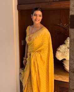 Bright Yellow Outfit, Saree Makeup Look, Sindoor Khela, Makeup Look Indian, Troy Movie, Saree Colors, Rani Mukherji, Kajol Saree, Dusky Skin