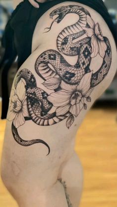 Thigh Band Tattoo, Female Tattoo Ideas, Side Tattoos Women, Upper Thigh Tattoos, Front Shoulder Tattoos, Tato Tradisional, Side Thigh Tattoos, Bum Tattoo, Wrap Around Tattoo