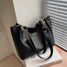 fb-feed Kawaii Bags, All Black Fashion, نظارات شمسية, Cross Body Bags, Aesthetic Shirts, Bags Tote, Women's Handbags, Kpop Fashion Outfits, Shoulder Tote Bag