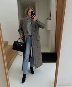 Anouk Yve Style, Anouk Yve, Herringbone Coat, Style 2023, Effortlessly Chic Outfits, Instagram Business, Sweater Weather, Business Fashion, Daily Fashion