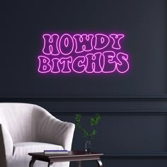 Howdy bitches Neon-Schild, Howdy-Schild, westliches LED-Schild, nordamerikanisches Gruß-Neonlicht, Cowboy-Party-Dekor-LED-Licht, Howdy bitches-Zeichen Lassen Sie uns Ihr Leben mit hochwertigen LED-Neonreklamen für Zuhause, Geschäft, Hochzeiten, Veranstaltungen und mehr beleuchten. Nehmen Sie ein Geschäftslogo, Songtexte, den Namen eines Kindes oder sogar die Form Ihres Hundes und Neon-ify es! Wir helfen, Kunst zugänglich zu machen mit einfach zu entwerfenden, stilvollen Neonlichtern. Werde kreat Western Neon Sign Wallpaper, Led Sign Apartment, Funny Led Signs, Funny Neon Signs Quotes, Western Grunge Home Decor, Western Neon Signs, Yallternative Aesthetic, Funny Neon Signs, Neon Sign Living Room