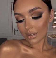 Makeup Ideas Smokey Eye Brown, Smokey Eye Makeup Matte, Brown Smokey Makeup Looks, Black Tie Make Up Looks, Smokey Eye Glam Brown Eyes, Brown Matte Eyeshadow Looks, Eyeshadow Looks Black Dress, Makeup That Goes With Gold Dress, Brown Smokey Eye Makeup Look