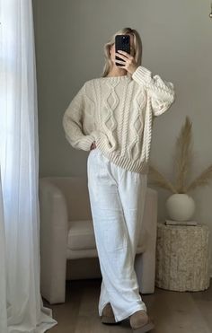 Cable Knit Sweater Outfit, Cozy Sweaters Outfits, Dinner Outfit Fall, Uggs Outfits, Dinner Outfit Casual, Jewelry Hacks, Knit Sweater Outfit, Cute Thanksgiving Outfits, Estilo Indie