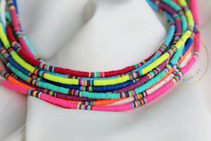 Colorful Summer Jewelry, Necklaces Colorful, Heishi Jewelry, Vinyl Disc, Heishi Necklace, Preppy Jewelry, Surfer Necklace, Diy Bracelet Designs, Bow Wow