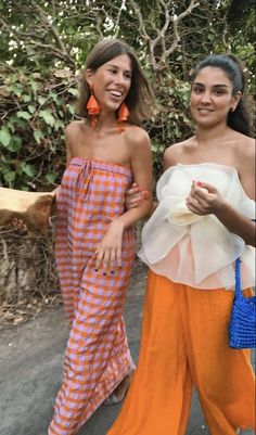 Spain Street Style Summer, Italian Summer Outfits 2024, Backyard Wedding Outfit, Italian Street Style Women, Backyard Bbq Outfit Ideas, Mexico City Outfit, Goa Style, Honeymoon Style, Street Style Summer