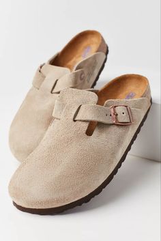 Boston Birkenstock, Birkenstock Boston Soft Footbed, Boston Soft Footbed, Taupe Sandals, Birkenstock Clog, Linen Pants Outfit, Boston Clogs, Birkenstock Style, Suede Clogs