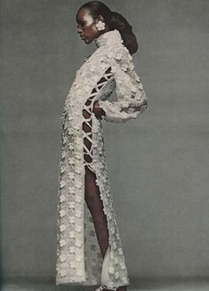 TRIP DOWN MEMORY LANE: NAOMI SIMS: THE CELEBRATED FACE OF BLACK IS BEAUTIFUL MOVEMENT IN FASHION INDUSTRY Naomi Sims, African American Fashion, Vintage Black Glamour, Estilo Hippie, Bill Blass, American Woman, 1960s Fashion, Moda Vintage, 60s Fashion