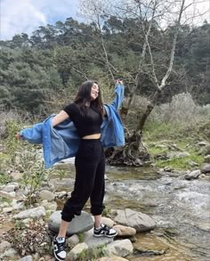 Mountain Hiking Outfit, Trekking Outfit Women, Trekking Outfit, Beach Poses By Yourself Photo Ideas, Cute Hiking Outfit, Vacation Outfits Women, Mountain Outfit, Hiking Outfit Women