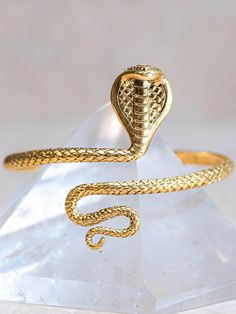 Cleopatra Armulet – ROYAL CODES Queen Of Egypt, Snake Bangle, Egypt Jewelry, Symbol Of Power, Sand Collection, Belt Ring, Power Symbol, Chain Top, Ornate Design