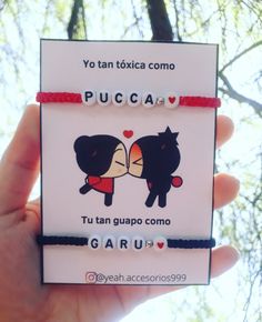 a person holding up a card with two cats on it's back and the words puccia written in spanish