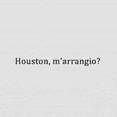 the words houston, m'arranggo written in black on a white background