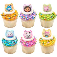 there are many cupcakes that have different designs on them, including cats and kittens