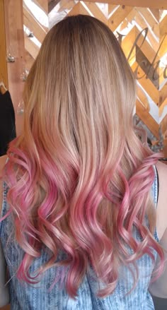 Blonde Highlights With Pink Tips, Hair With Pink Tips, Dirty Blonde Hair Dye Ideas, Blonde With Pink Tips, Honey Blonde And Pink Hair, Pink Ends Hair Blonde, Blonde Hair With Pink Strands