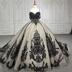 Chic Lace Spaghetti Strap plus Size Women'S Dresses with Long Train Evening Gowns Black And White Quinceanera Dresses, Princess Wedding Dresses Black, Black And Gold Quinceanera Dresses, White And Black Wedding Dress, Black And White Ball Gown, Black And White Wedding Dresses, Black And White Wedding Dress