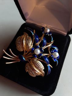 Stunning 18k Yellow Gold, Blue Enamel, Cultured Pearl Italian Brooch... Stamped 18k, Italy Weight is 10 Grams. Perfect Vintage Condition.. Ita a brooch, but you can put it on the Chain and wear as a Pendant. Blue Hallmarked Brooches For Anniversary, Elegant Blue Enamel Brooches, Collectible Hallmarked Blue Brooches, Formal Blue Enamel Brooches, Antique Blue Enamel Brooches, Vintage Blue Enamel Pin Gift, Antique Blue Brooches For Anniversary, Vintage Blue Brooches For Anniversary, Imperial Topaz