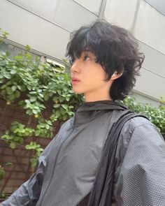 Loose Perm Men Short Hair, Ulzzang Guy, Perm Hair Men, Japanese Men Hairstyle, Asian Boy Haircuts, Loose Perm, Short Hair Tomboy, Asian Haircut, Wavy Hair Men