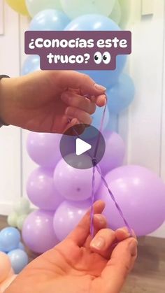 someone is holding some balloons and stringing them with the words conoccias est truco 39