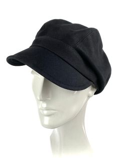 Black newsboy style cap in twill cotton fabric. Inspired by the early 20th century newspaper delivery boys. It has a large visor to protect from the sun. It can be used all year. The length of the visor is 6 centimeters. The interior is made of a very light cotton lining The back of the cap has a small eco-leather belt to adjust the measurement up to three centimeters less. Cut and sewn on the bias, this cap adapts very well to the head due to its original pattern. For its production we use top Black Cotton Hat With Short Brim, Black Cotton Baseball Cap With Short Brim, Retro Black Hat For Fall, Classic Black Cotton Hat, Black Cotton Baseball Cap For Winter, Vintage Black Baseball Cap With Short Brim, Vintage Black Baseball Cap For Winter, Classic Black Baseball Cap, Black Cloche Hat One Size