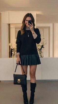 Autumn Antics: 15 Casual and Comfy Outfits Every Woman Needs 35 Peeking Around The Corner, Navy And Forest Green, Outfit Ideas Cozy, Bottom Outfits, Cozy Outfit Ideas, Preppy Fall Outfits, Chic Headband, European Aesthetic, Flowy Midi Dress