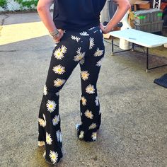 Can't Beat These Cotton Daisy Print Bottoms, Casual Spring Bottoms With Daisy Print, Casual Daisy Print Bottoms For Spring, Black Fitted Pants For Day Out, Fitted Black Pants For Day Out, Fitted Floral Print Pants For Day Out, Non-stretch Printed Black Bottoms, Non-stretch Black Printed Bottoms, Black Printed Cotton Pants