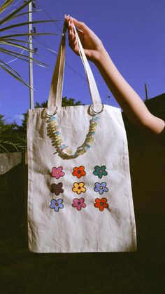 Painting On Bags Ideas Aesthetic, Design Totebag Aesthetic, Tote Design Ideas, Painting Bags Ideas, Canvas Tote Bag Design Ideas, Tote Bag Ideas Design, Tote Bags Design Ideas, Tote Bag Print Design, Tote Bag Diy Design