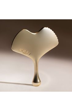 What it is: A massage tool for your face and neck inspired by the graceful shape of the ginkgo biloba leaf, a star ingredient in Sisley's products.What it does: The massaging tool is made from naturally cooling Zamac and is crafted to complement your morning and evening beauty rituals. It offers you a moment of pure relaxation and well-being while helping combat visible signs of aging. It is developed to adapt perfectly to the contours and lines of the face to allow you to perform simple and eff Gua Sha Anti Aging, Gua Sha Massage, Beauty Rituals, Xmas 2024, Sisley Paris, Explainer Video, Ginkgo Biloba, A Massage, Massage Techniques