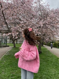 All Pink Fall Outfit, How To Style A Pink Sweater, Pink Jumper Outfit Winter, Outfits With Pink Sweater, Crochet Pink Sweater, Pink Jumper Dress Outfit, Red Hair Pink Outfit, Outfit Black And Pink, Pink Sweater Outfits