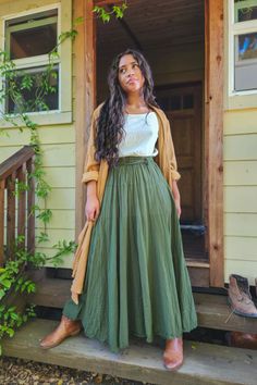 Skirt Photography, Flowy Skirt Outfit Summer, Long Skirt Fits, Flowy Skirt Outfit, Midi Skirt Outfit Winter, High Waisted Skirt Outfit, Womens Skirt Outfits, Long Flowy Skirt, Pentecostal Fashion