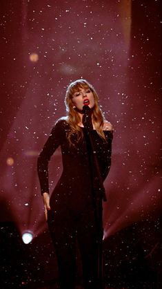 taylor swift performs on stage at the brity awards