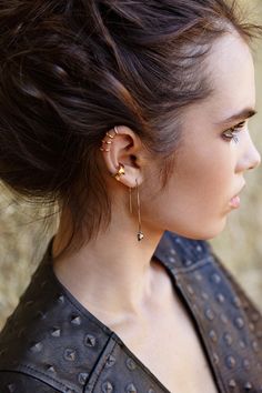 Details on your ears, a spot that often forget to put some "glitter" Helix Piercings, Piercing Inspo, Cute Ear Piercings, Tragus Piercing, Lobe Piercing, Piercing Ideas