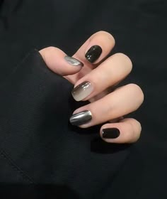 Short Nail Dark Designs, Short Nails Cateye, Dark Gel Manicure, Metallic Nails Black, Metallic Nails Short, Simple Nail Art Black, Nail Black Design, Cool Tone Nails, Nail Art Black And Gold