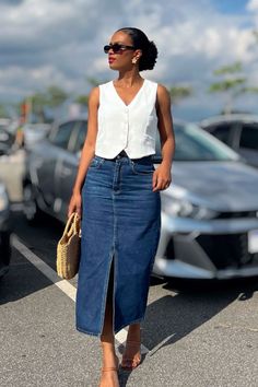 Style A Denim Skirt Summer Outfits, Jeans Skirt Outfit Summer, Long Denim Skirt Outfit Summer Casual, Denim Midi Skirt Outfit Summer, Summer Midi Skirt Outfits, How To Style Denim Skirt, Long Jean Skirt Outfits Summer, Denim Skirt Summer Outfit, Long Jeans Skirt Outfit