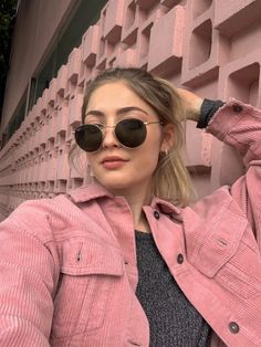 Round Raybans Outfit, Sunglasses Women Outfit, Trending Sunglasses For Women, Ray Ban Sunglasses Women Wayfarer, New Playlist, La Apartment, Glasses Fashion Eyewear, Ray Ban Round Sunglasses