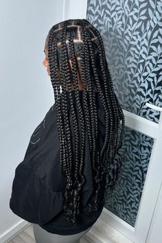 Jumbo Braids Parting Pattern: Explore neat large jumbo knotless braids parting, sleek large jumbo knotless box braids, and durable braids that last long……….chanel braids hairstyles , tranças box braids, tranças, tranças africanas, tranças jumbo