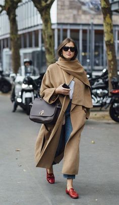 Street style fashion | minimal outfit Italian Street Style, Winter Inspiration, Nyc Street Style, Coat Outfit, Paris Fashion Week Street Style