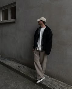 Mens Outfits With Caps, Cap Pose Men, Aesthetic Poses For Men Photography, Street Photoshoot Men, Aesthetic Poses Men, Street Poses, Off Campus Series, John Tucker, Spiritual Fashion