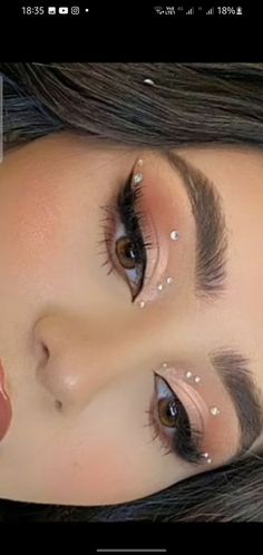 New Years Makeup Ideas Glitter, Make Para Show, Make Com Glitter, Soft Girl Makeup, Quinceanera Makeup, Coachella Makeup, New Year's Makeup, Rhinestone Makeup, Purple Eye Makeup